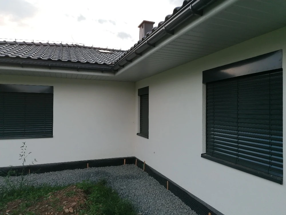 Antracitové venkovní žaluzie na bílém domě