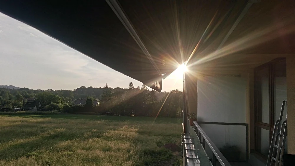Markýza nad balkonem při západu slunce